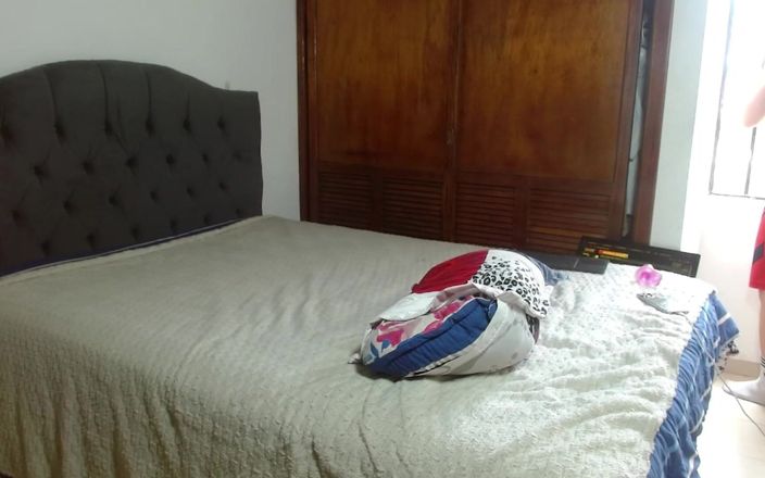 Icyhot707: Este chico con pantalones cortos de fútbol se desnuda y...