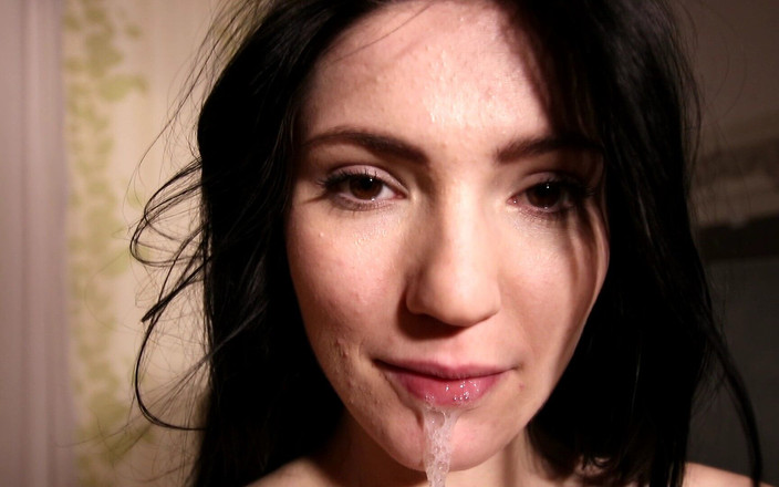 Genuine XXX: 苗条身材完美的奶子少女乳头惊人的屁股Mia第一次口交和深喉动作，口爆毕业，