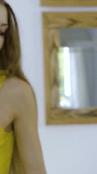 Apolonia Lapiedra je pozvána párem do trojky