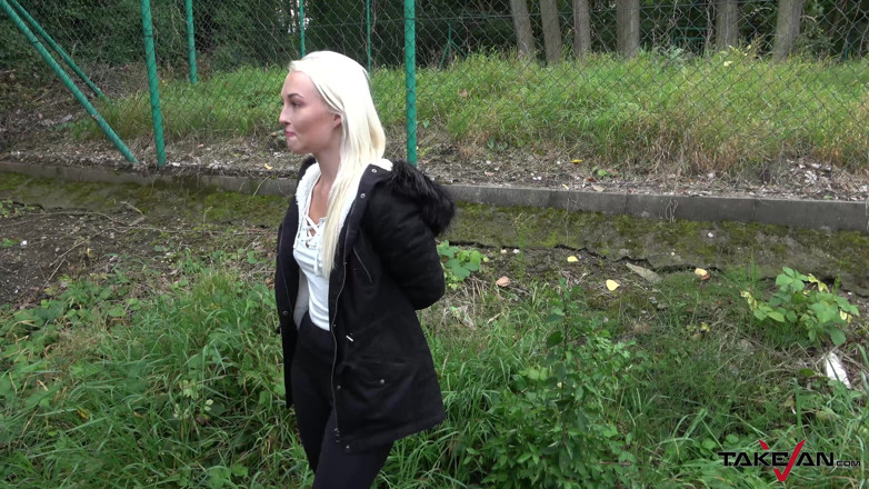 Take Van: Blondie podniosła się, zerżnęła i wyrzucona nago