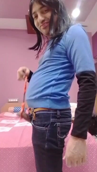 Cute & Nude Crossdresser: Симпатичный кроссдрессер-сисси фембой Sweet Lollipop в ее сладкой спальне.