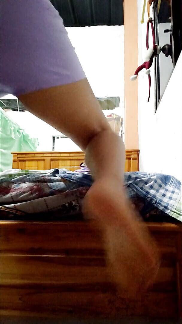 Martin13: 暴露狂继女给她的继父一个裸体抚摸她的屁股和阴道