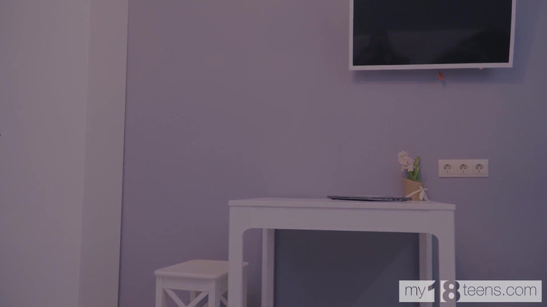 My 18 Teens: My18teens - la ragazza tettona gioca con la figa mentre guarda...