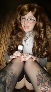 Myrtle merintih memerlukan seks dan dubur