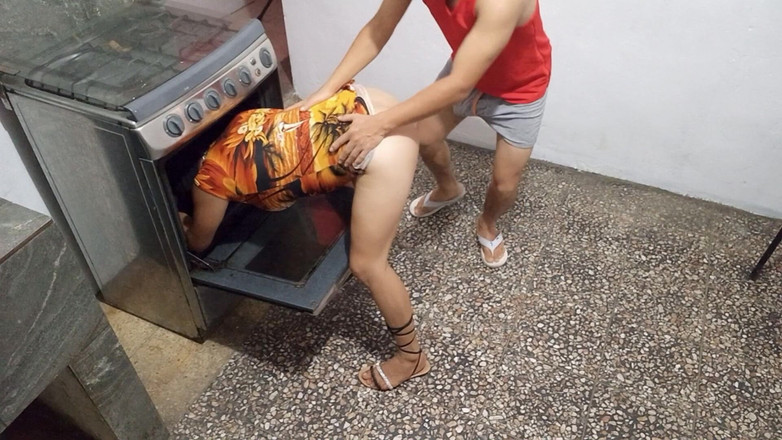 Martin13: 継母は台所で立ち往生し、継息子に助けを求める