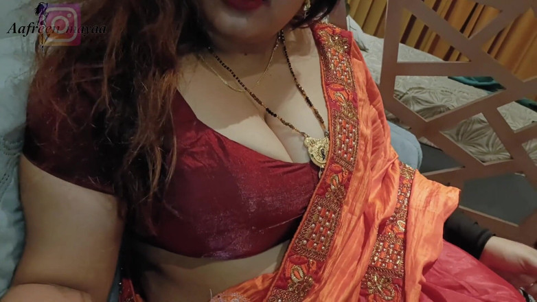 Maya-malik: 継母が自分を指で愛撫しているのを見て、彼女が私を呼んできて、とても楽しんでくれました