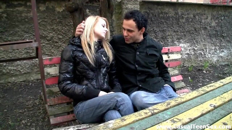 Casual Teen Sex: Timide, mais excitée