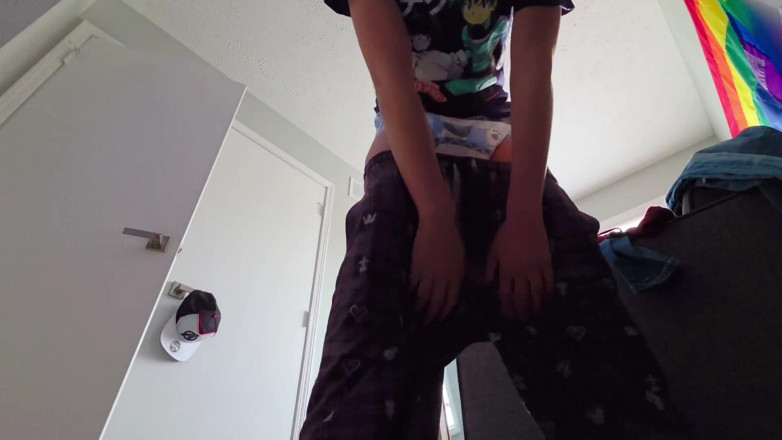 Kinkytwinkpamps: Twink seni küçültüyor ve iç çamaşırını indiriyor (pov)