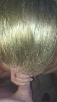 Bimbo met sperma kan de dag niet beginnen zonder haar keel te vullen en haar tieten absoluut mat te krijgen
