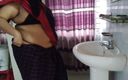 Aria Mia: Tamil quente tia stand em frente de espelho &amp;amp;cabelo combinado, em...