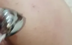 Amcığımı 7 cam taşak ipiyle dolduruyor ve en sevdiğim göt tıkacımı göte sokuyorum