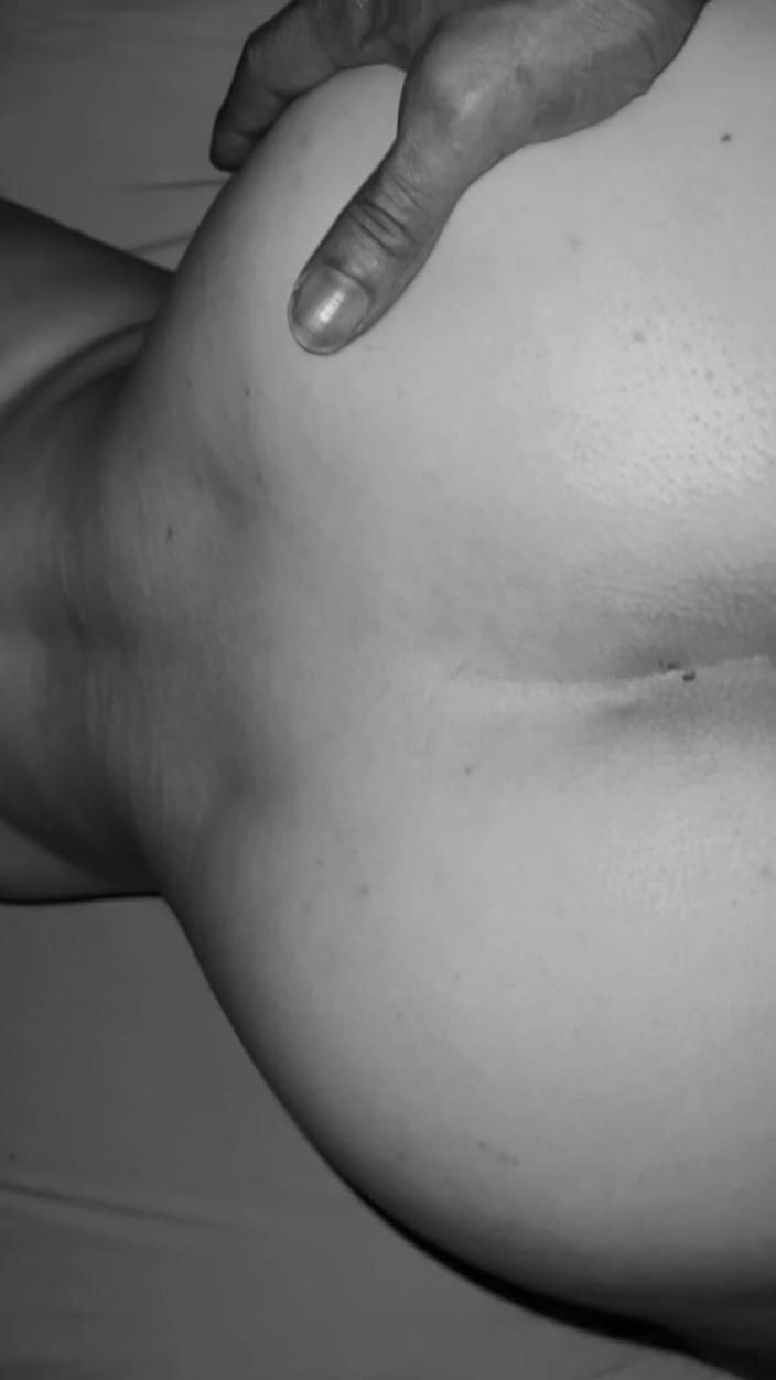 Iiwiii11BBC4trans: Средний трахает пальцами эту киску