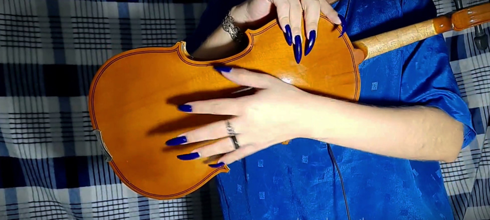 Goddess Li: Blue Nails dengan seorang Violin
