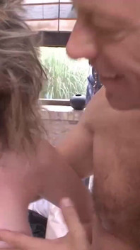 Azgın orta yaşlı seksi kadın büyük bir ırklararası grup seks partisine katılıyor