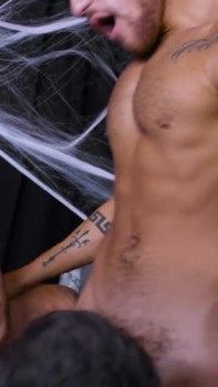 "Buon Halloween tu sporco piccolo scopa" PENETRAZIONe profonda per Isaac Parker - NextDoorBuddies