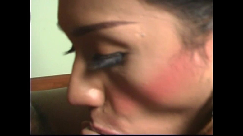 Nasty LADYBOY: लेडीबॉय गांड में बड़े सख्त लंड का स्वाद चखती है