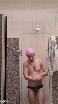 Pynk cap che nuota con il costume da bagno mezzo nudo