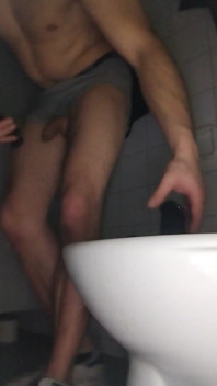 Oeffentliche Toilette Auseinander Genommen, Kurz Davor Ein Glory Hole Reinzubohren Und Abzuwarten...