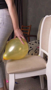 Awek seksi menembak belon dalam seluar koyak