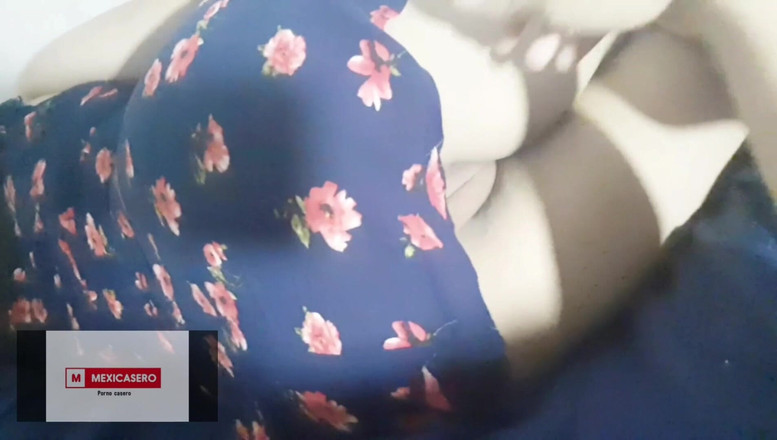 Mexicasero: Mama vitregă a prietenului meu într-o rochie floral mă vizitează din...