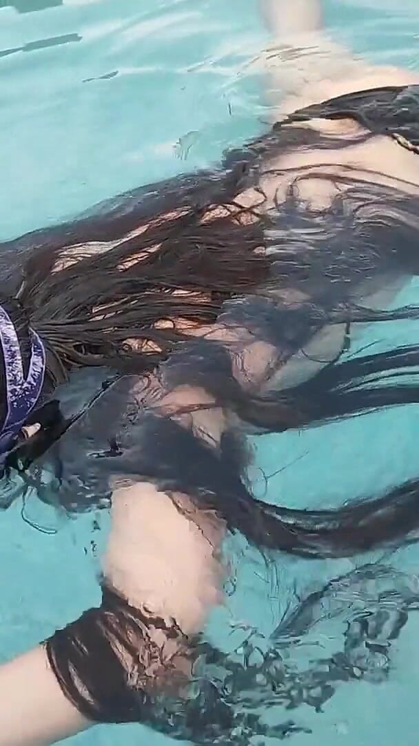 Princess18_: Ținând respirația sub apă în piscină, masturbare și orgasm
