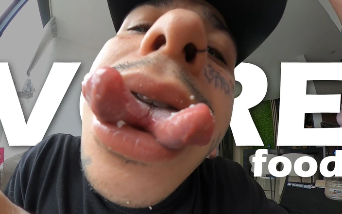 Dyavol: Giant se laisse observer par un minuscule humain tout en...