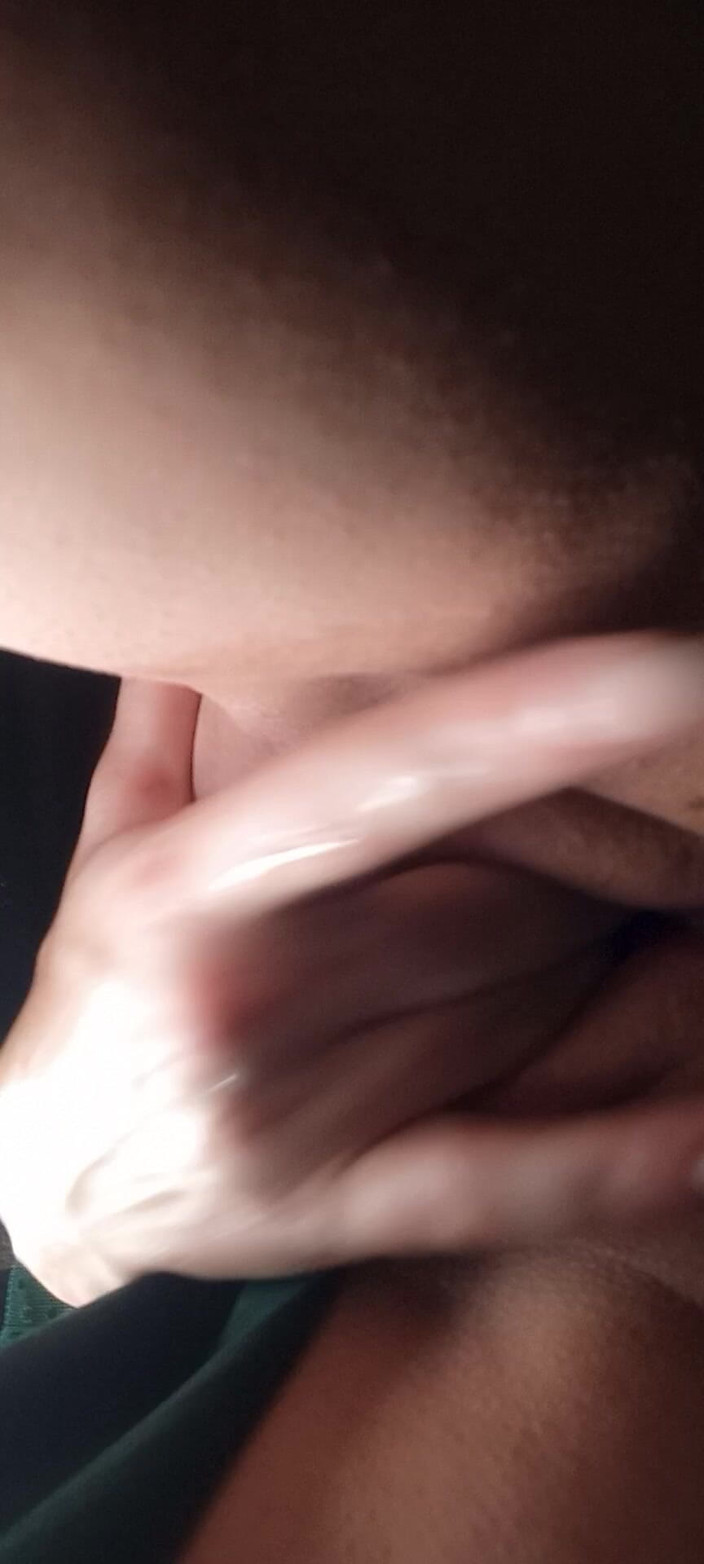 Katrin20: 穿着没有内裤的裙子，从下方俯瞰