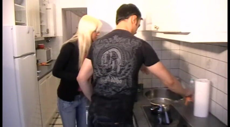 Femdom Austria: L'esclave de la maison doit nettoyer la cuisine