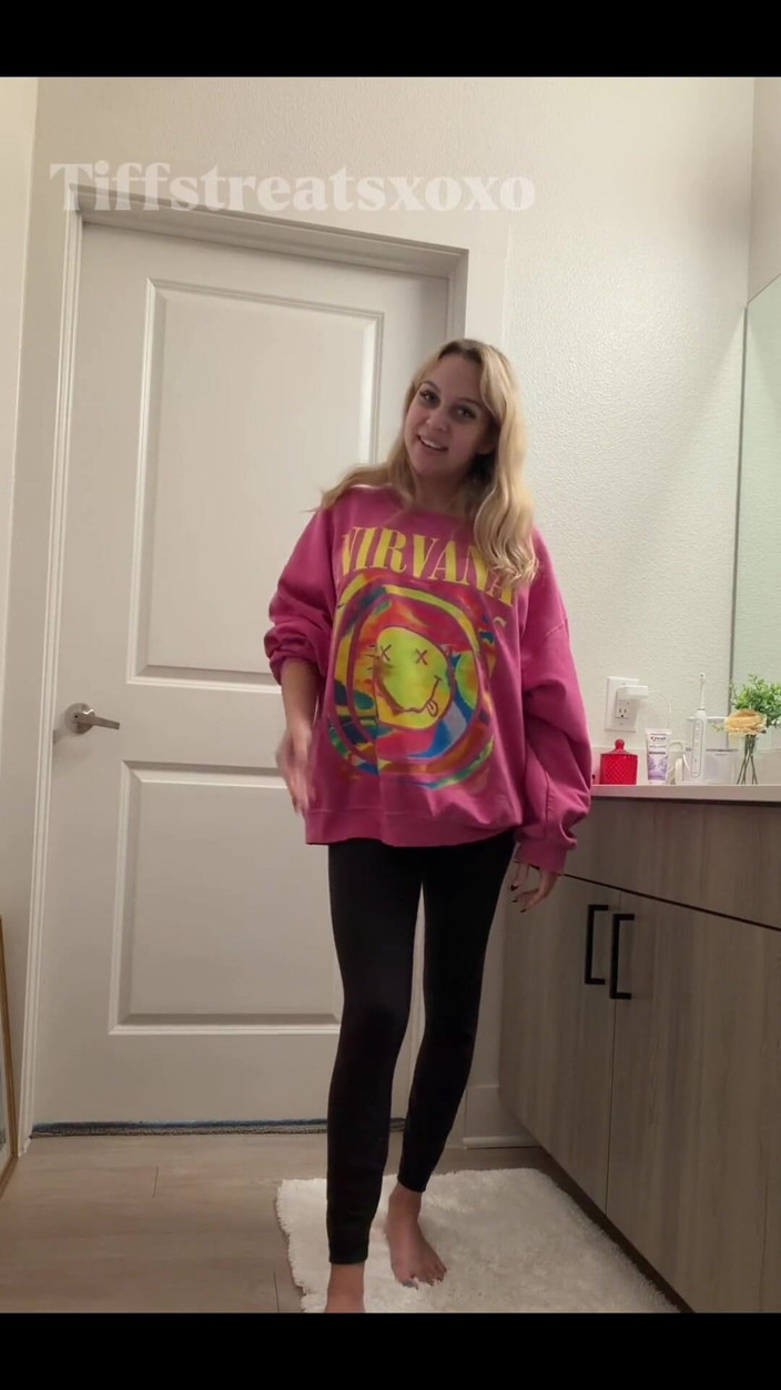 Tiffstreatsxoxo: 在我好朋友的厕所里撒尿！准备在休斯顿过一个有趣的周末！！