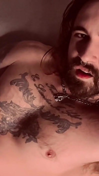 Spanierin wird geil und masturbiert auf der couch