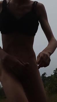 Carolina si gadis seksi yang lagi sange masubasi di luar ruangan