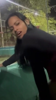 Preta salió de casa por la noche, fui tras ella, la encontré en el parque, estaba cachonda de que decidiéramos tener sexo allí mismo.