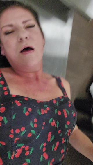 EliteLadyS: いたずらなアメリカMILFは仕事で自慰行為をする