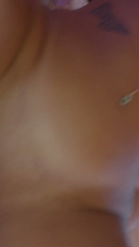 Styvmors heta brittiska vän Kylie Jones får creampie och cumshot på stora tuttar