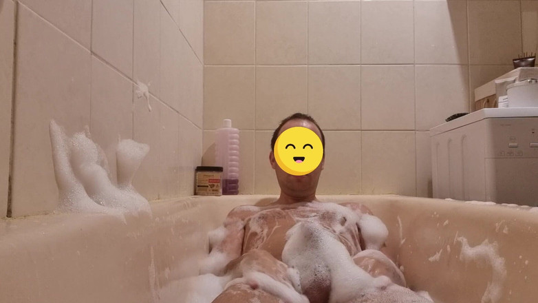 ShyCummerBoy: Provocando meu pau em um banho de espuma