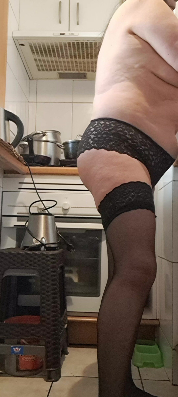 Mommy big hairy pussy: Ibu tiri dalam stoking dan seluar dalam di dapur