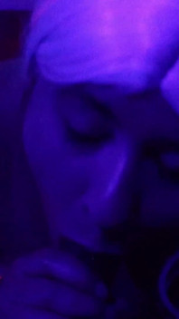 Rave dziwka ssie soczystego kutasa