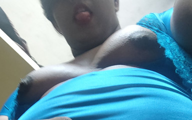 Curvy_Nandhana: O transsexuală dolofană drăguță cu forme își arată lucrurile