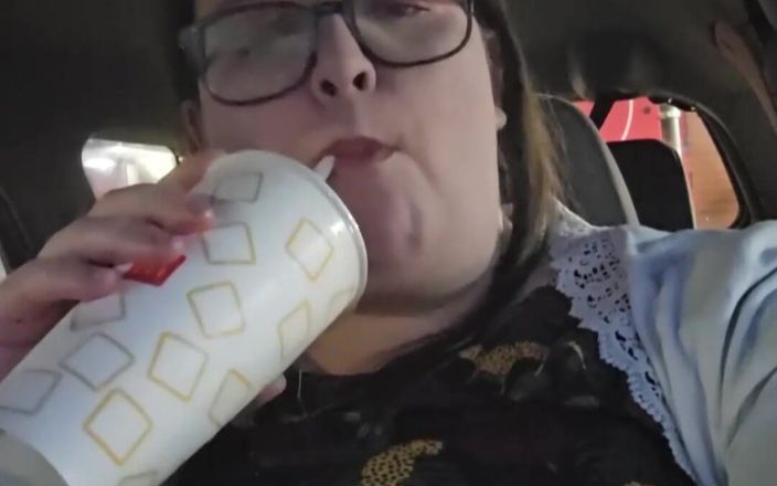 SSBBWLadyBrads: Comendo Mcdonalds no carro