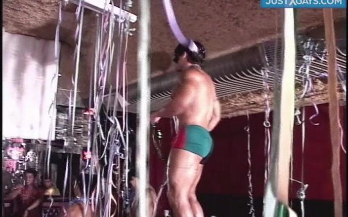 Just X Gays porn: Карнавал Людина повії сцена 1 1