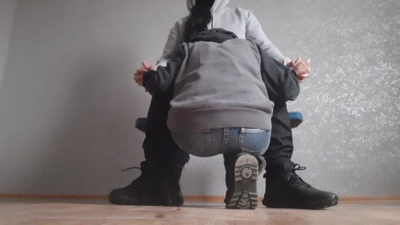 Lesbian-candys: 私の既婚の隣人は、夫に知られないように、無人のアパートで私のアソコを舐めています