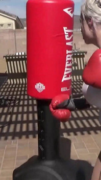 Fumando ao ar livre com a senhora musculosa do boxe