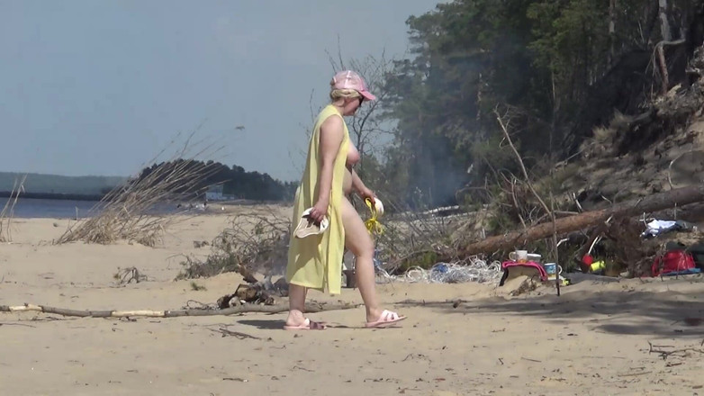 Lady Rose pee pee: Golden Rain 95 - Piss on Beach