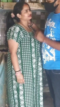 Desi Bhabhi Výstřih s velkými prsy Škádlení v kuchyni Sexy indické vesnické dívky vystaveny
