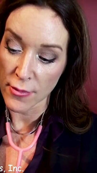 Une prof MILF vide les couilles de son élève