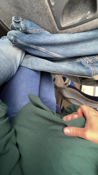 SlipCouple: Labă în autobuz și biciuire de spermă pe scaun - :P P super riscant