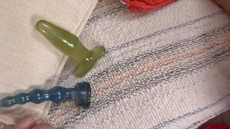 Solo Austria: Vermelha lingerie bebê gosta de vibrador na buceta e bunda
