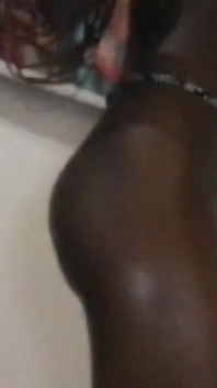 Une petite black sexy taquine la caméra en POV avec des mouvements lisses de twerk