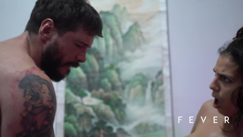 Fever Films: Волохата красуня займається сексом з двома чоловіками одночасно, вона підморгувала свій анус на камеру (пука, містер оксамит і Акеле Маріо)