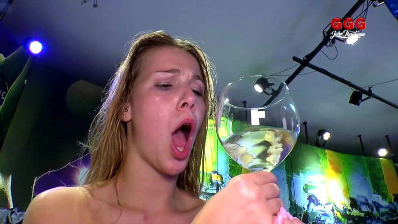 GGG John Thompson Studio: La Troia Dai Capelli Rosa Fista La Sua Figa Spalancata...